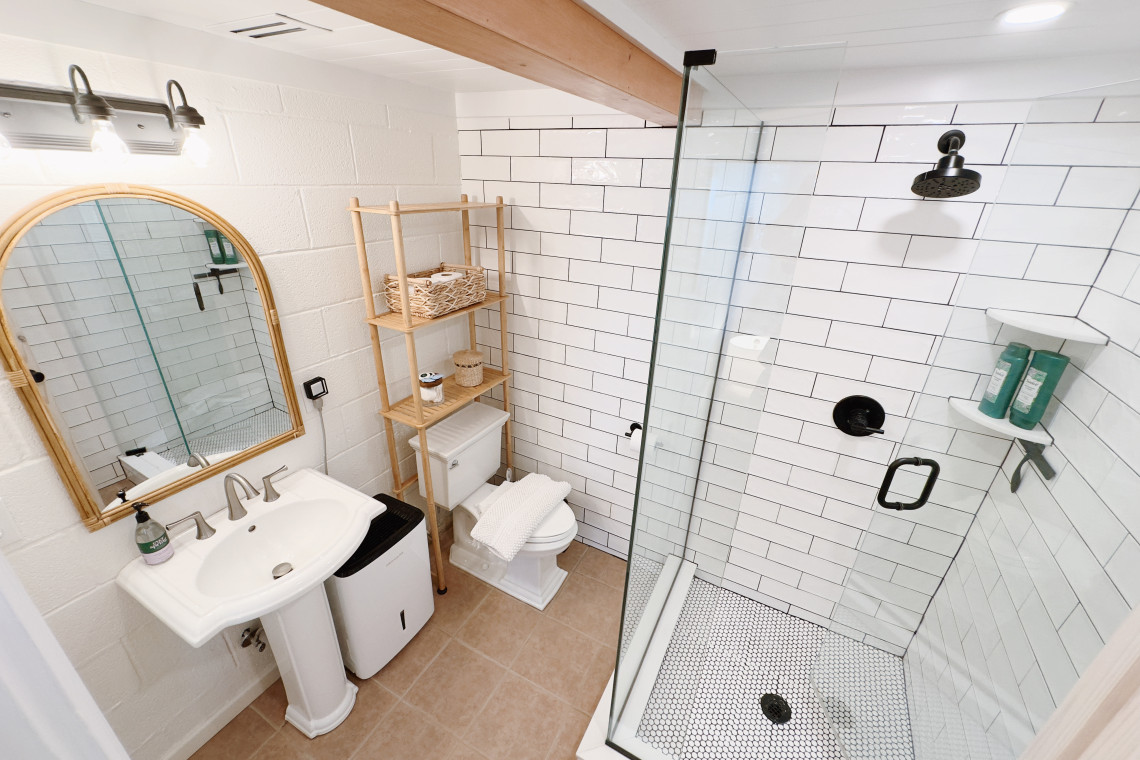 The full bath with its shower, sink, and toilet provide a complete and convenient space for guests to freshen up and relax, adding to their overall comfort and enjoyment during their stay
