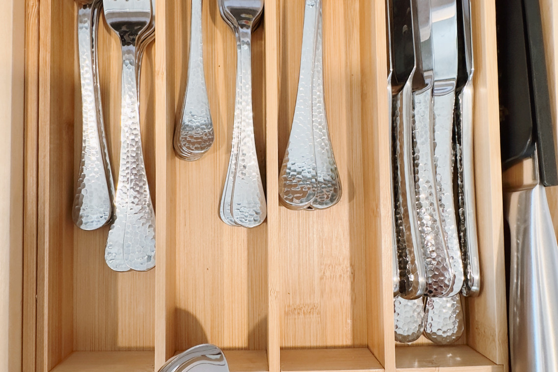 The well-organized silverware drawer made it easy to find the right utensil for the job, and its smooth sliding mechanism added a touch of elegance to the kitchen's functionality